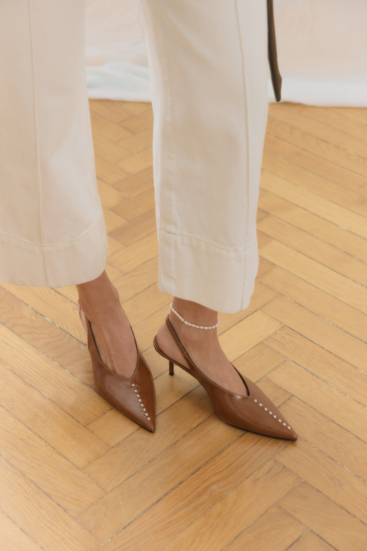 Sivri Burun Taş Detaylı Karamel Kadın Topuklu