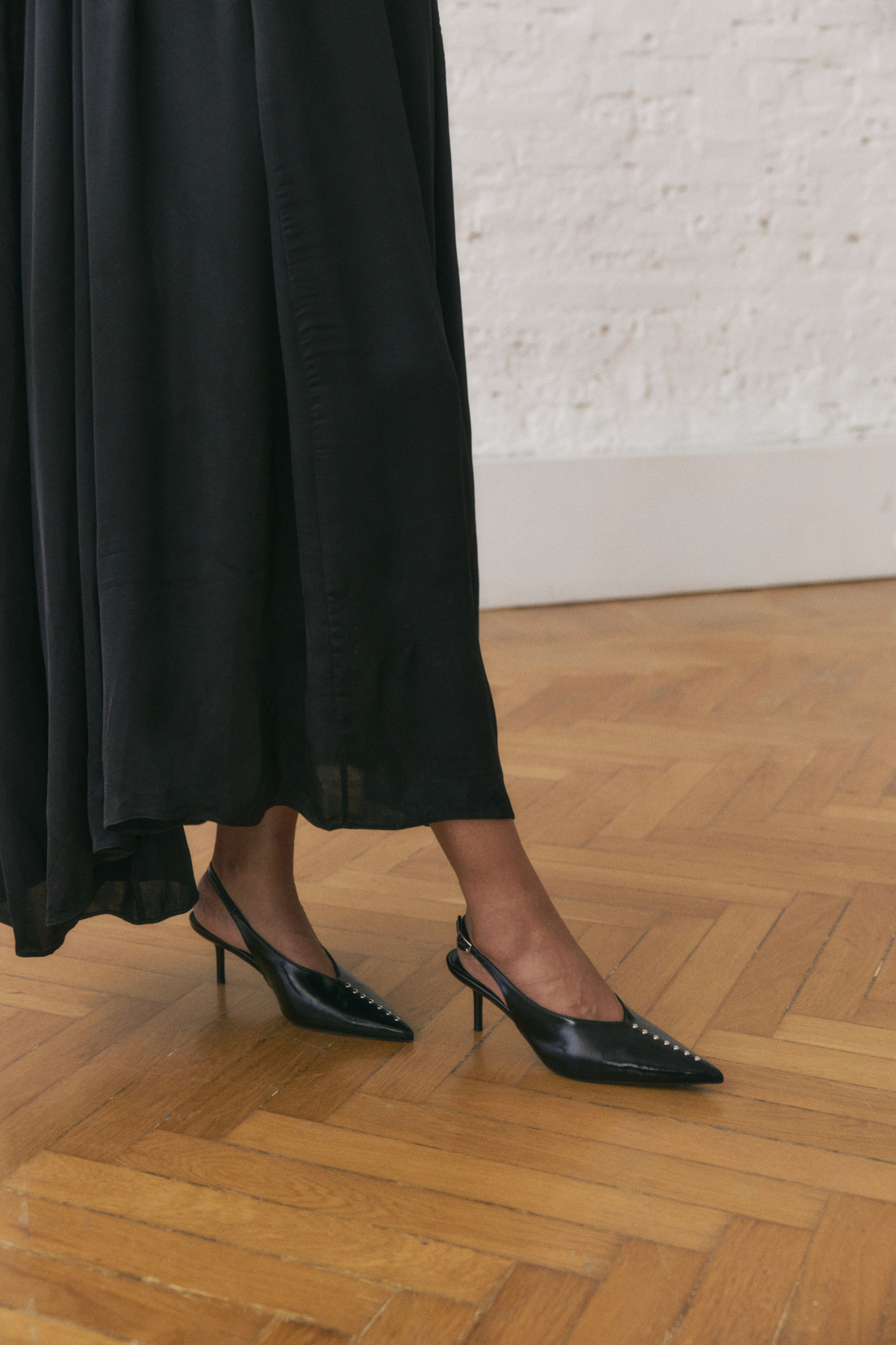 Sivri Burun Taş Detaylı Siyah Kadın Topuklu