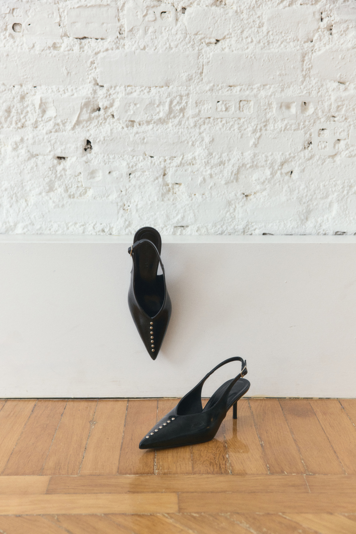 Sivri Burun Zımba Detaylı Siyah Kadın Topuklu