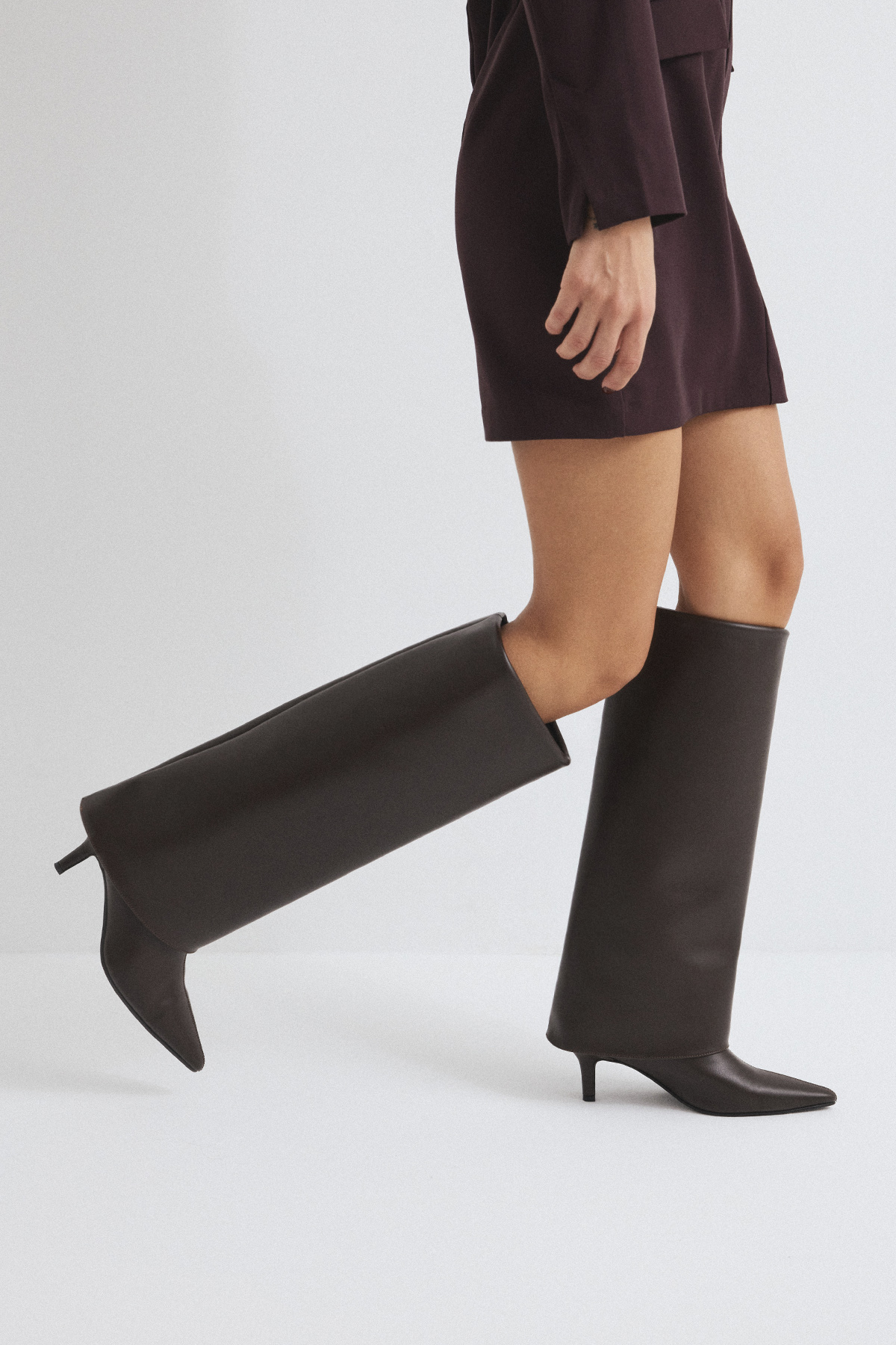 Sivri Burun Tozluk Detaylı Acı Kahve Kadın Çizme