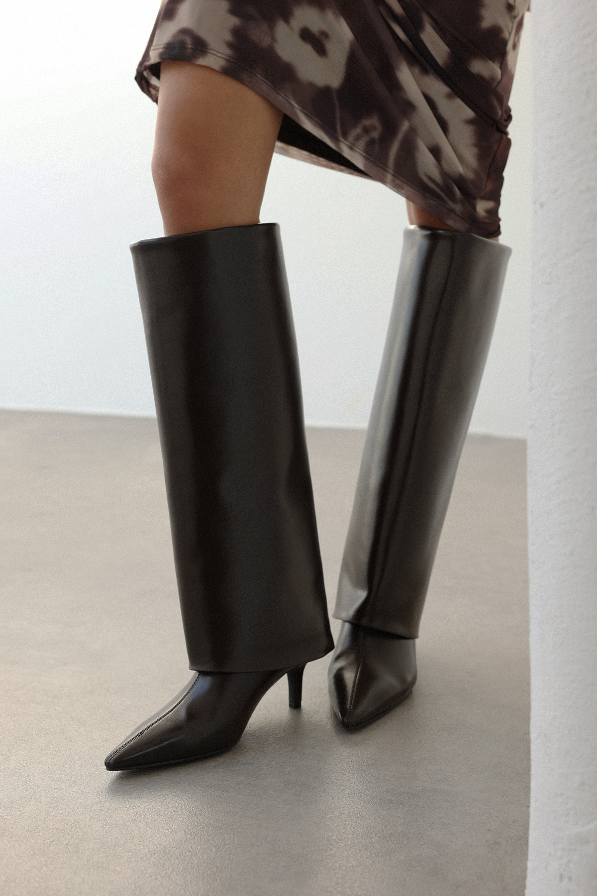 Sivri Burun Tozluk Detaylı Acı Kahve Kadın Çizme