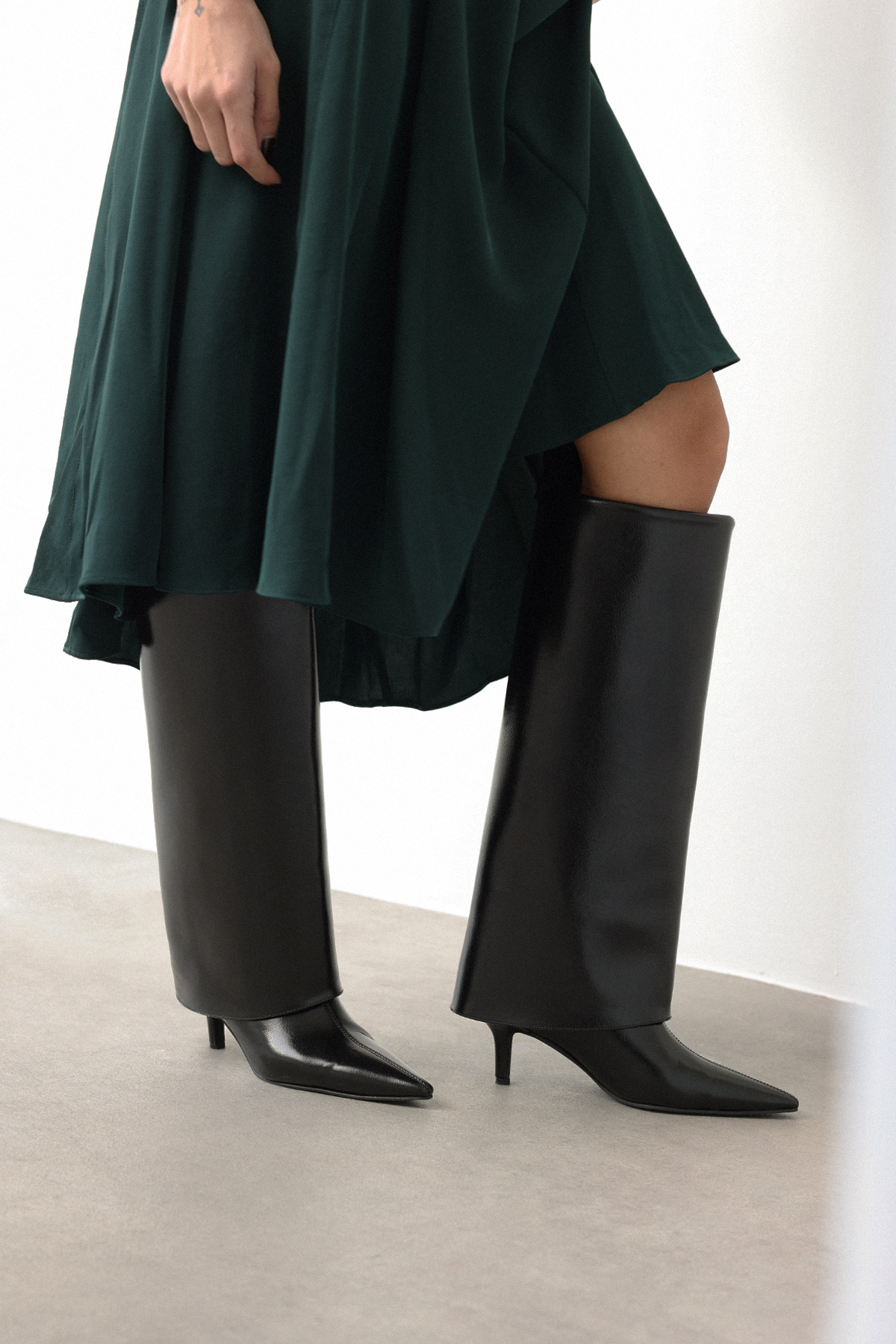 Sivri Burun Tozluk Detaylı Siyah Kadın Çizme