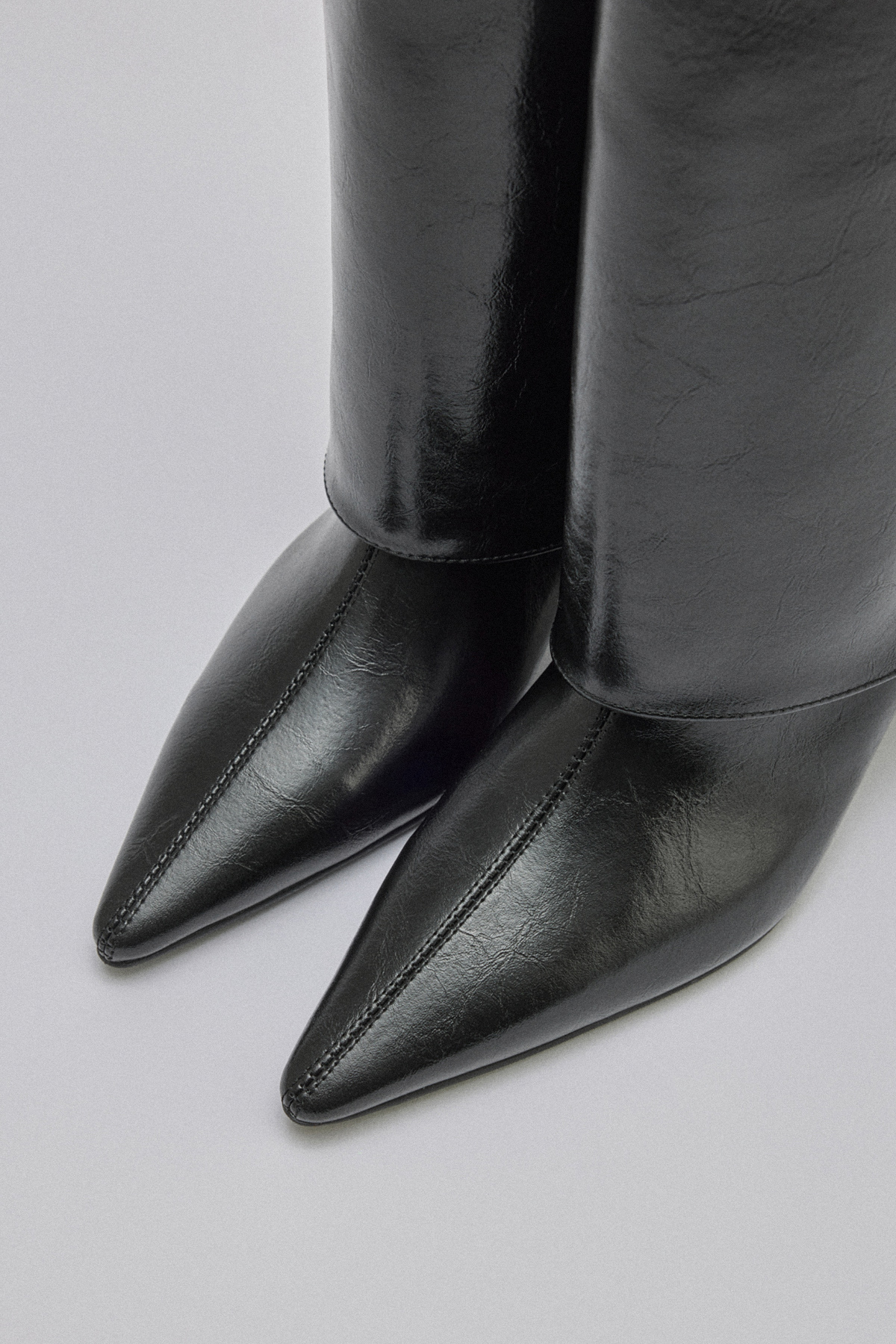 Sivri Burun Tozluk Detaylı Siyah Kadın Çizme