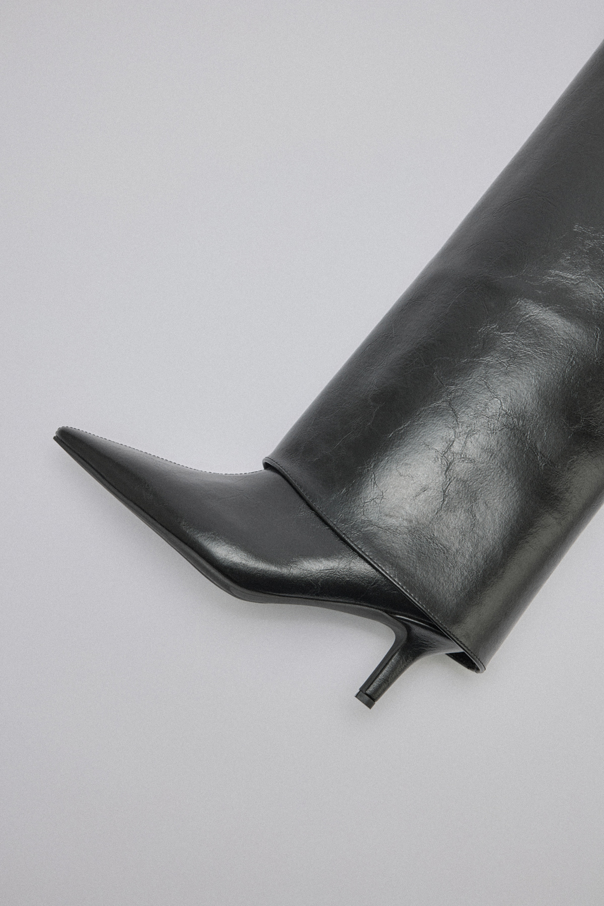 Sivri Burun Tozluk Detaylı Siyah Kadın Çizme