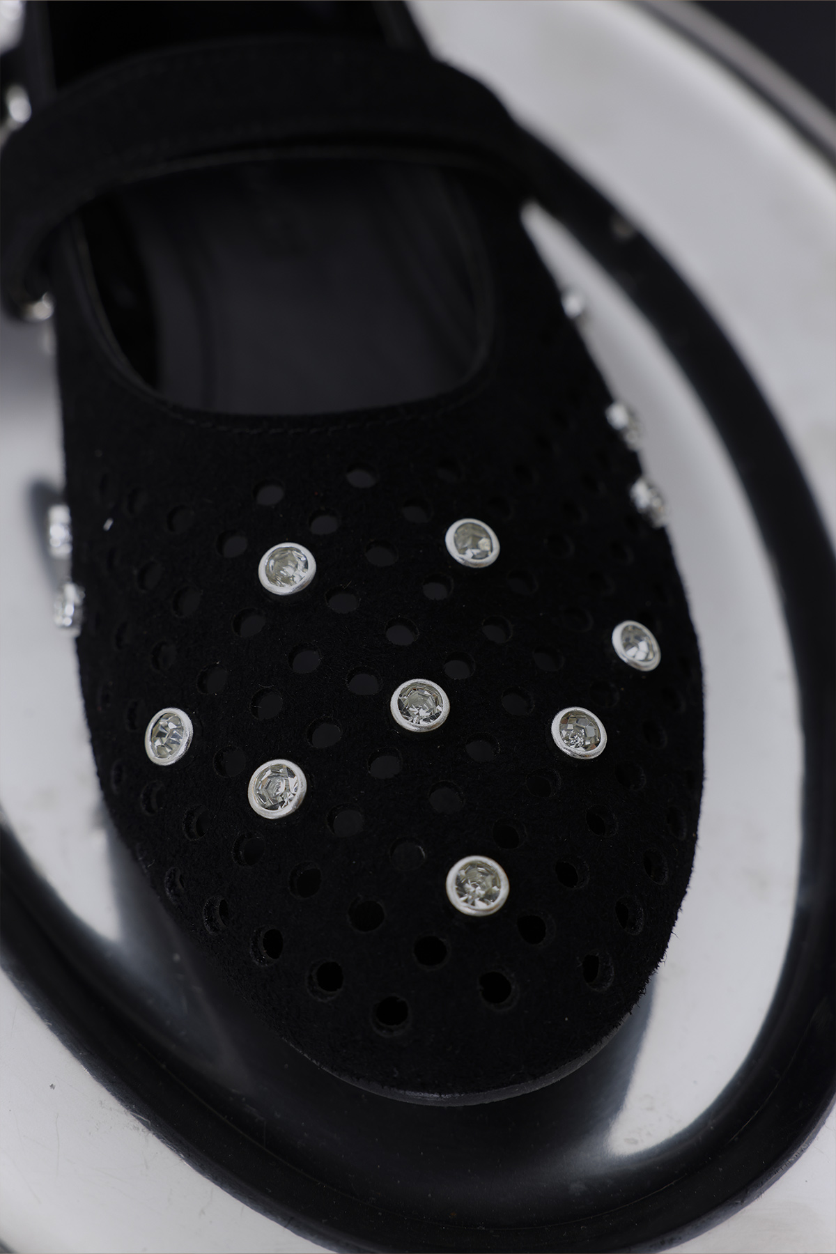 Taş İşlemeli Bantlı Siyah Süet Kadın Babet