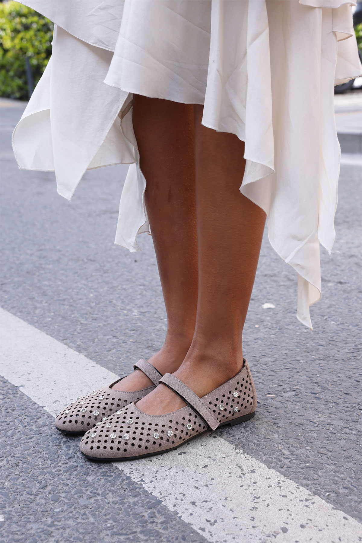 Taş İşlemeli Bantlı Vizon Süet Kadın Babet