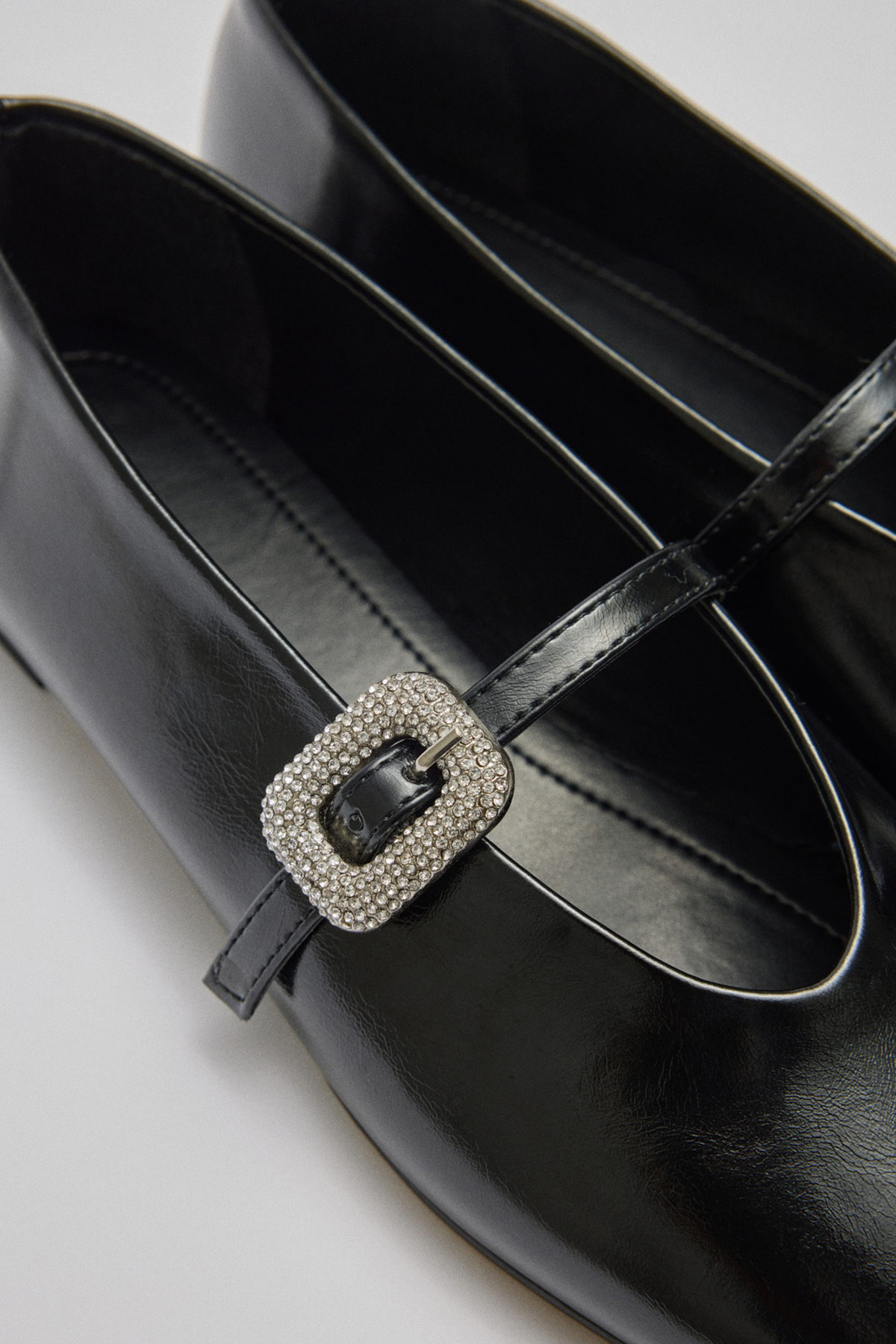 Taşlı Toka Detaylı Siyah Kadın Babet