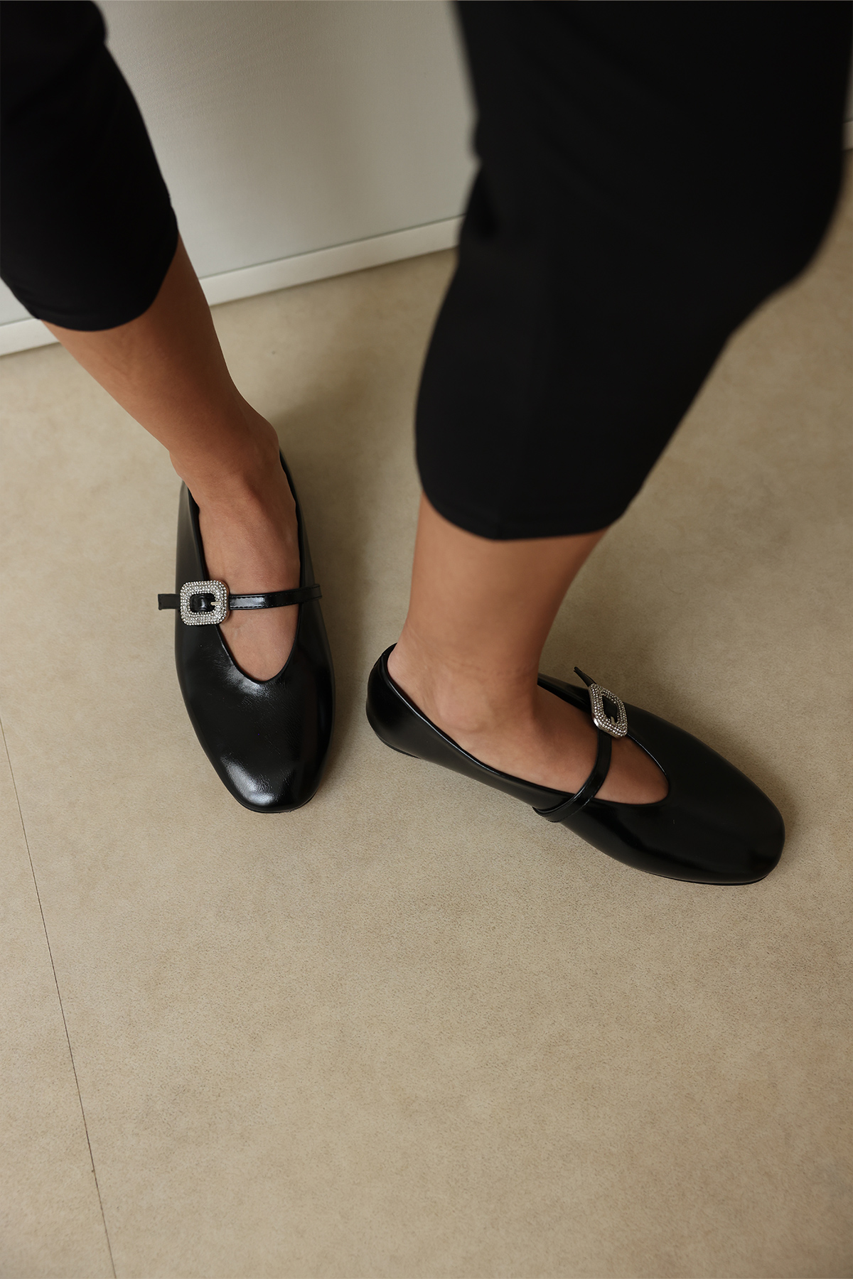 Taşlı Toka Detaylı Siyah Kadın Babet