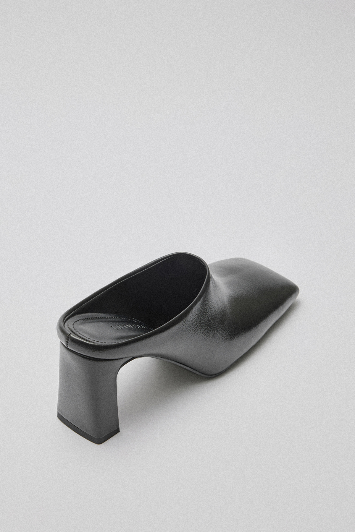 Küt Burun Terlik Siyah Kadın Topuklu