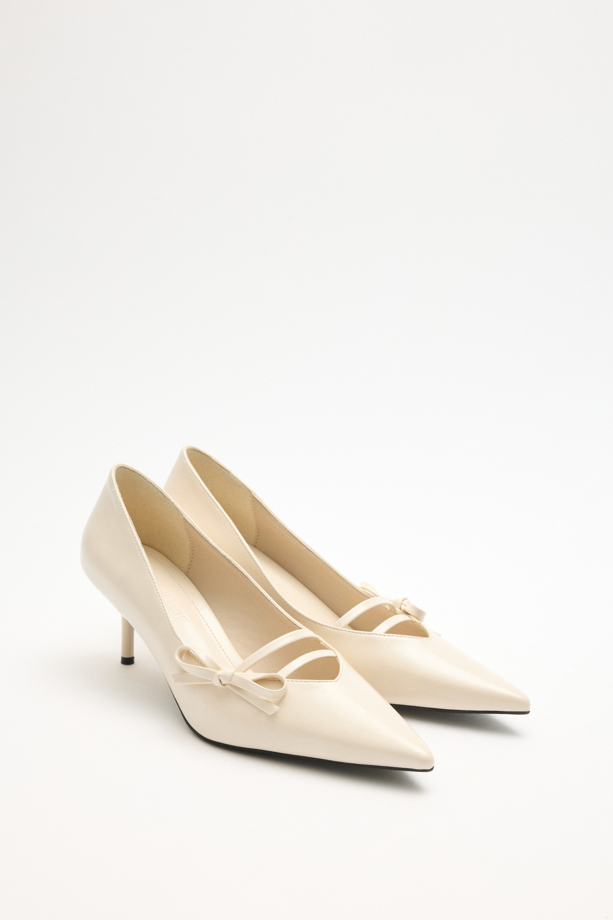 Sivri Burun Kurdele Detaylı Kemik Kadın Topuklu