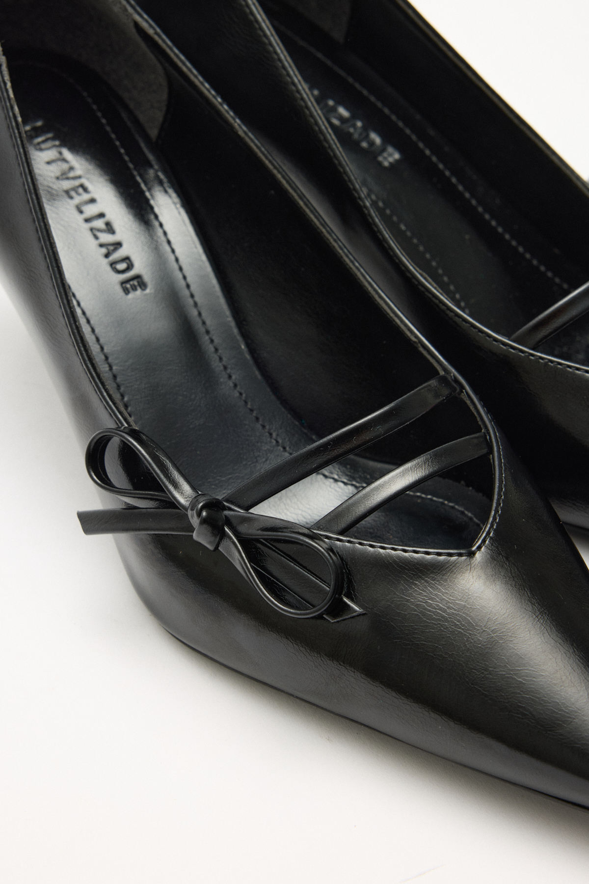 Sivri Burun Kurdele Detaylı Siyah Kadın Topuklu