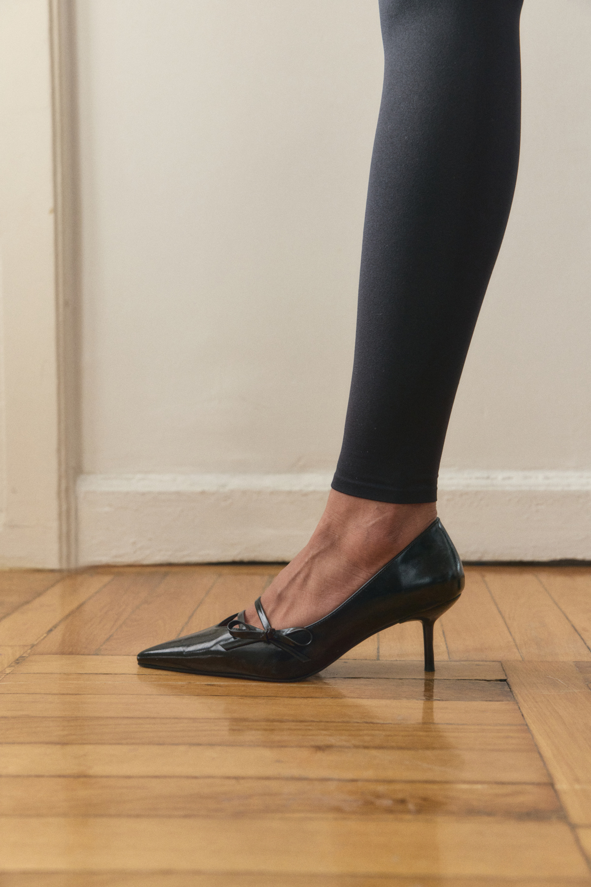 Sivri Burun Kurdele Detaylı Siyah Kadın Topuklu