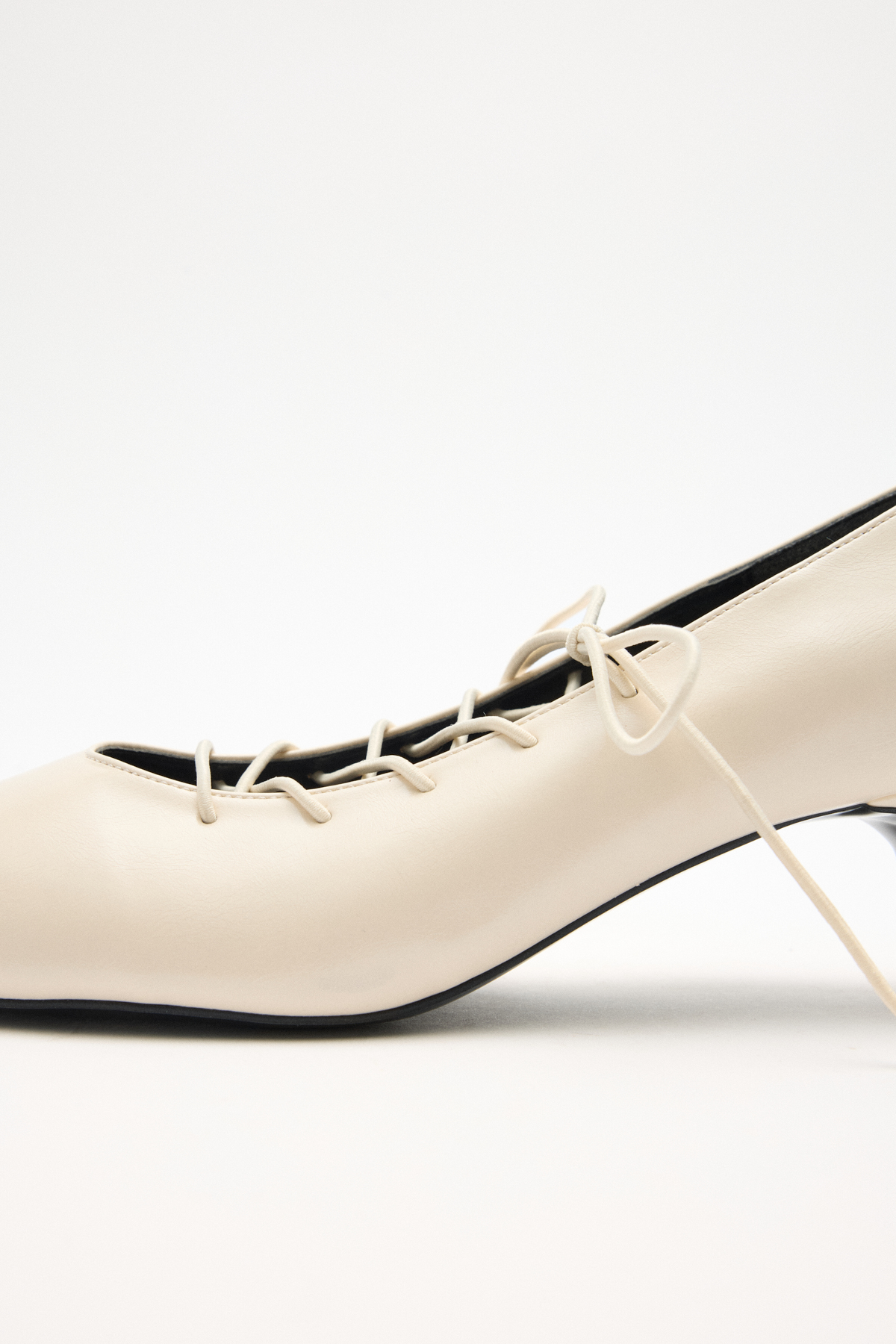 Bağcık Detaylı Kısa Topuklu Kemik Kadın Topuklu