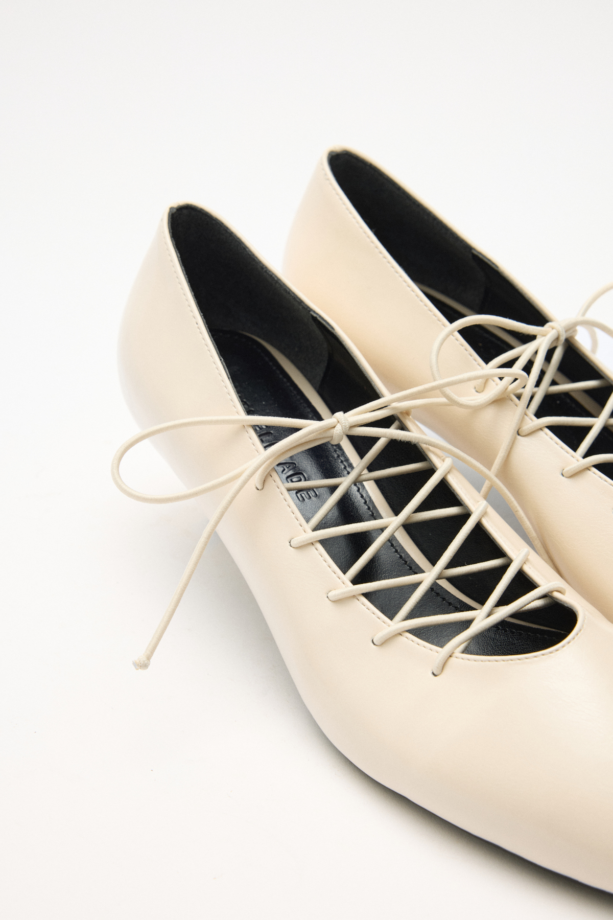 Bağcık Detaylı Kısa Topuklu Kemik Kadın Topuklu