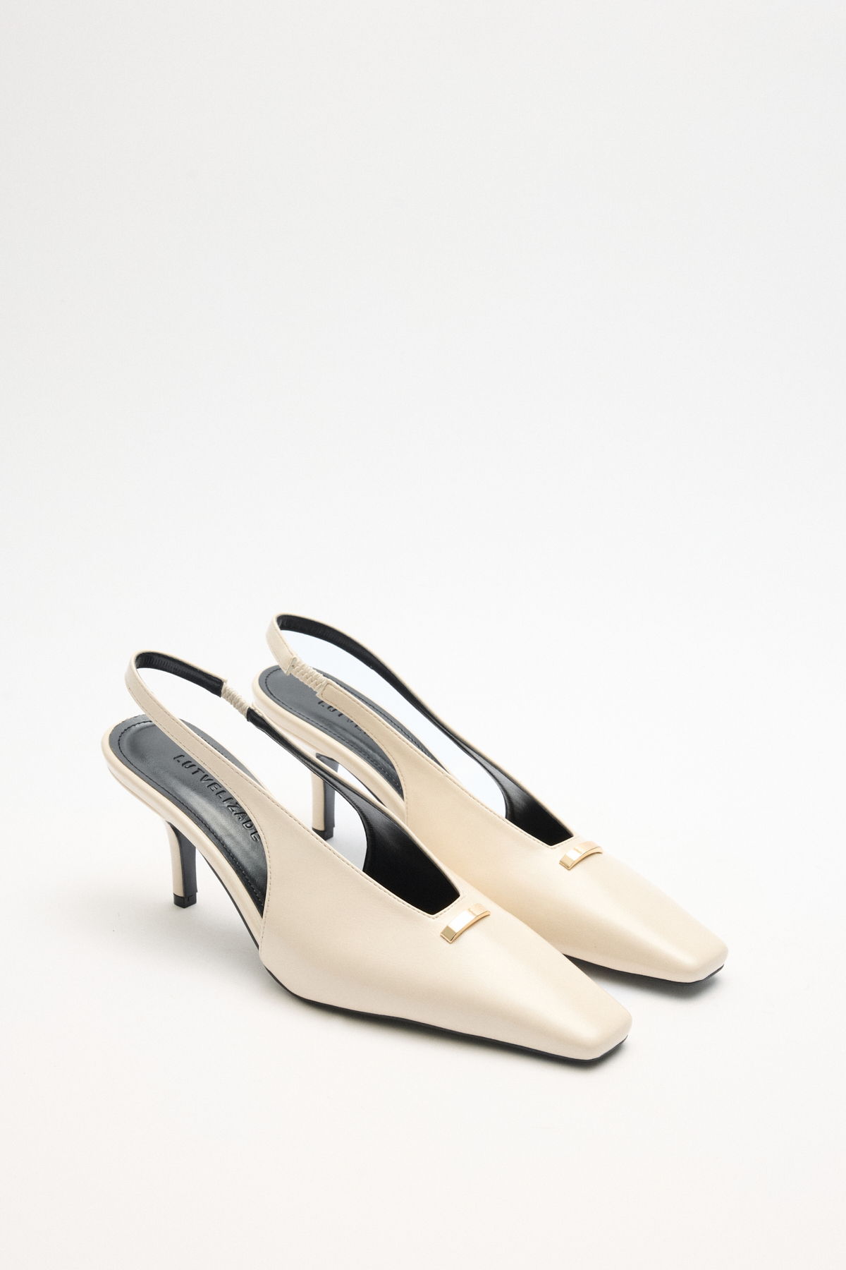 Küt Burun Dekolteli Toka Detaylı Kemik Kadın Topuklu