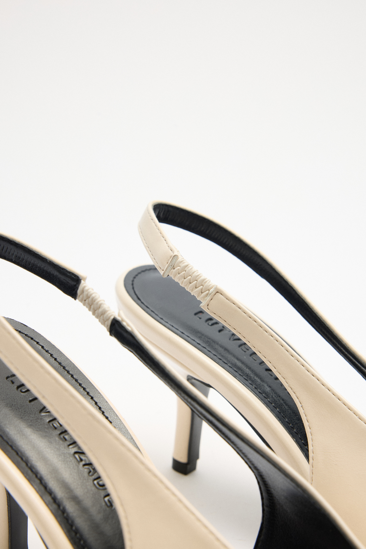 Küt Burun Dekolteli Toka Detaylı Kemik Kadın Topuklu