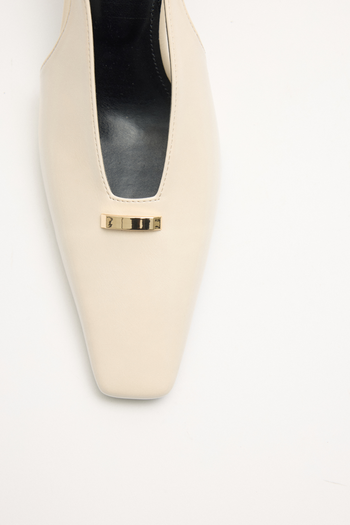 Küt Burun Dekolteli Toka Detaylı Kemik Kadın Topuklu