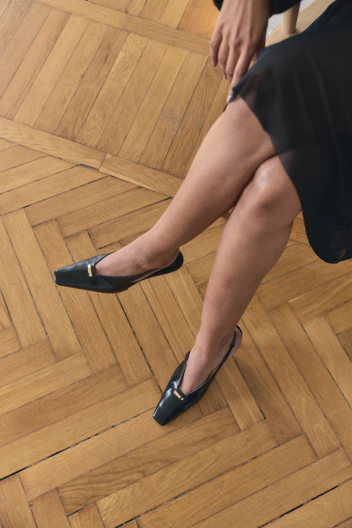 Küt Burun Dekolteli Toka Detaylı Siyah Kadın Topuklu