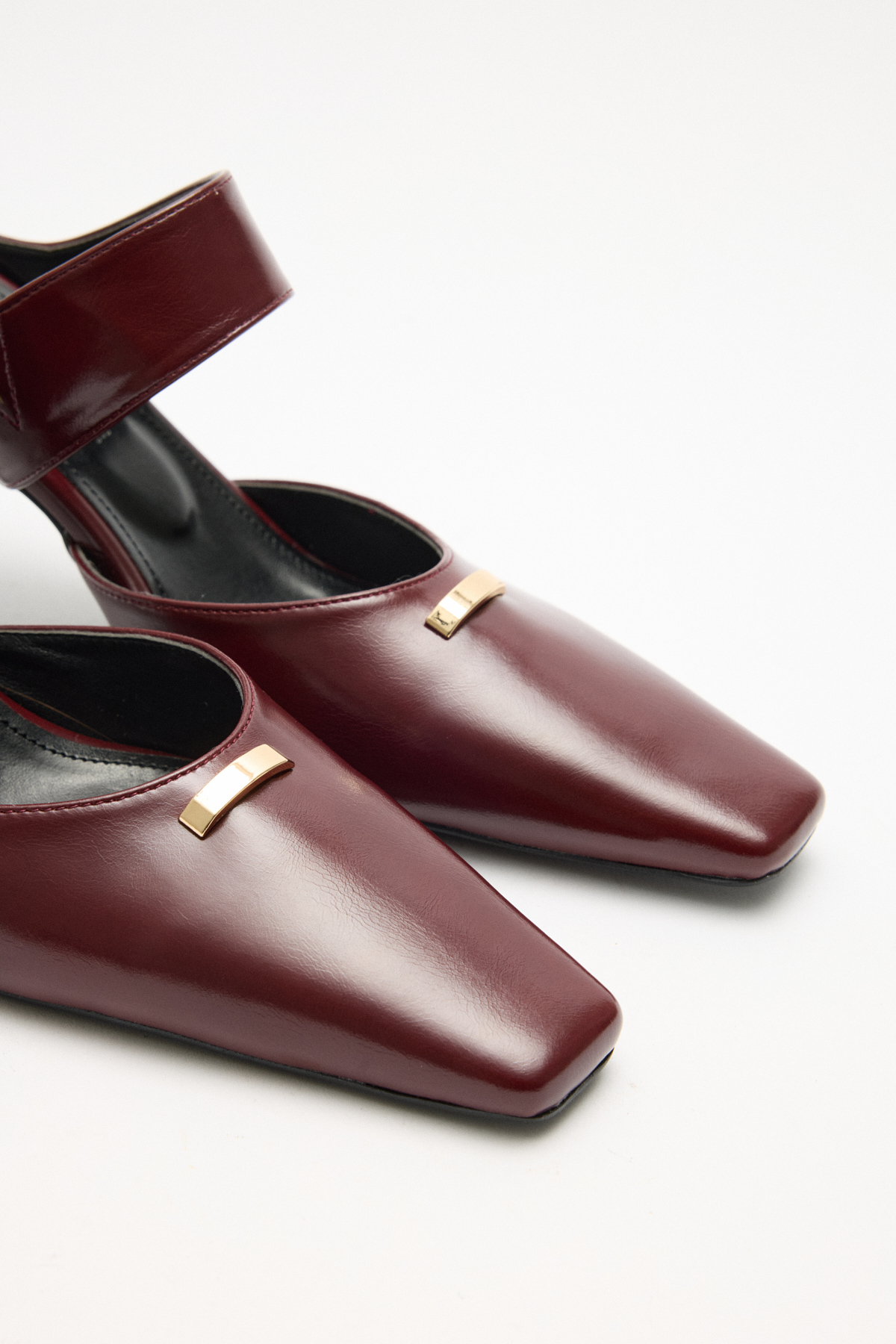 Küt Burun Toka Detaylı Bordo Kadın Topuklu