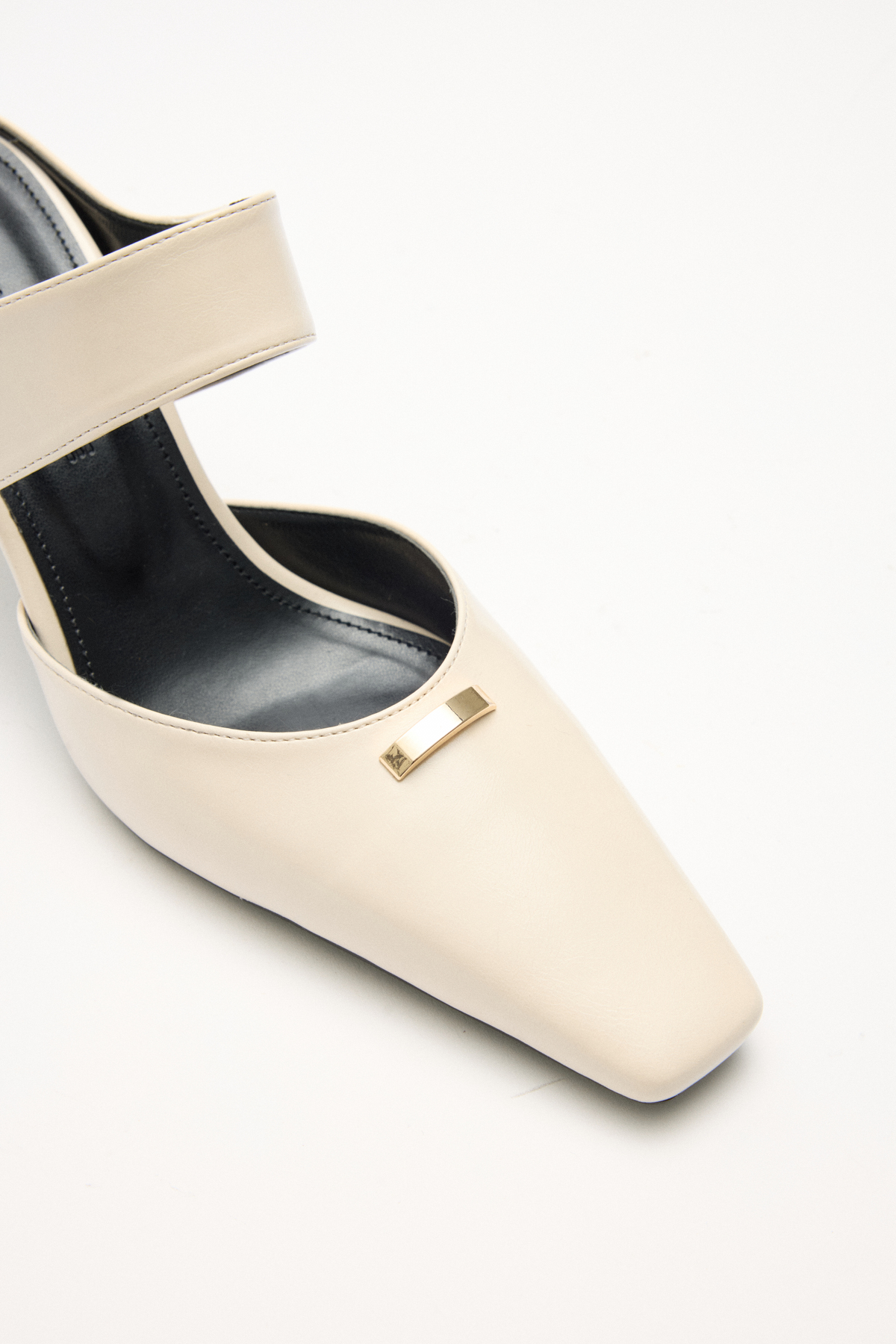 Küt Burun Toka Detaylı Kemik Kadın Topuklu