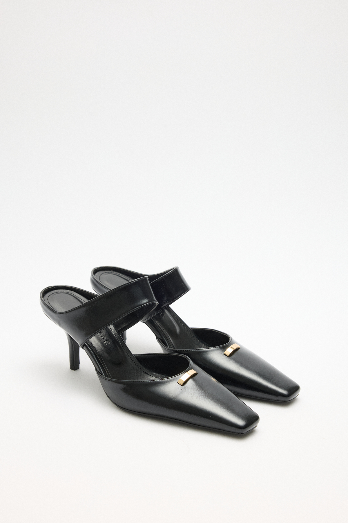 Küt Burun Toka Detaylı Siyah Kadın Topuklu