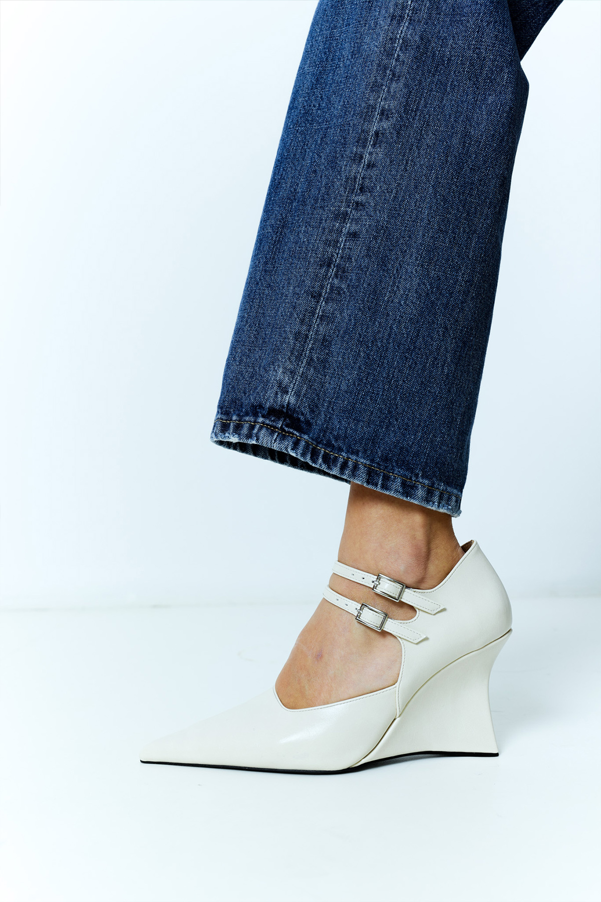 Sivri Burun Bant Detaylı Kemik Kadın Topuklu