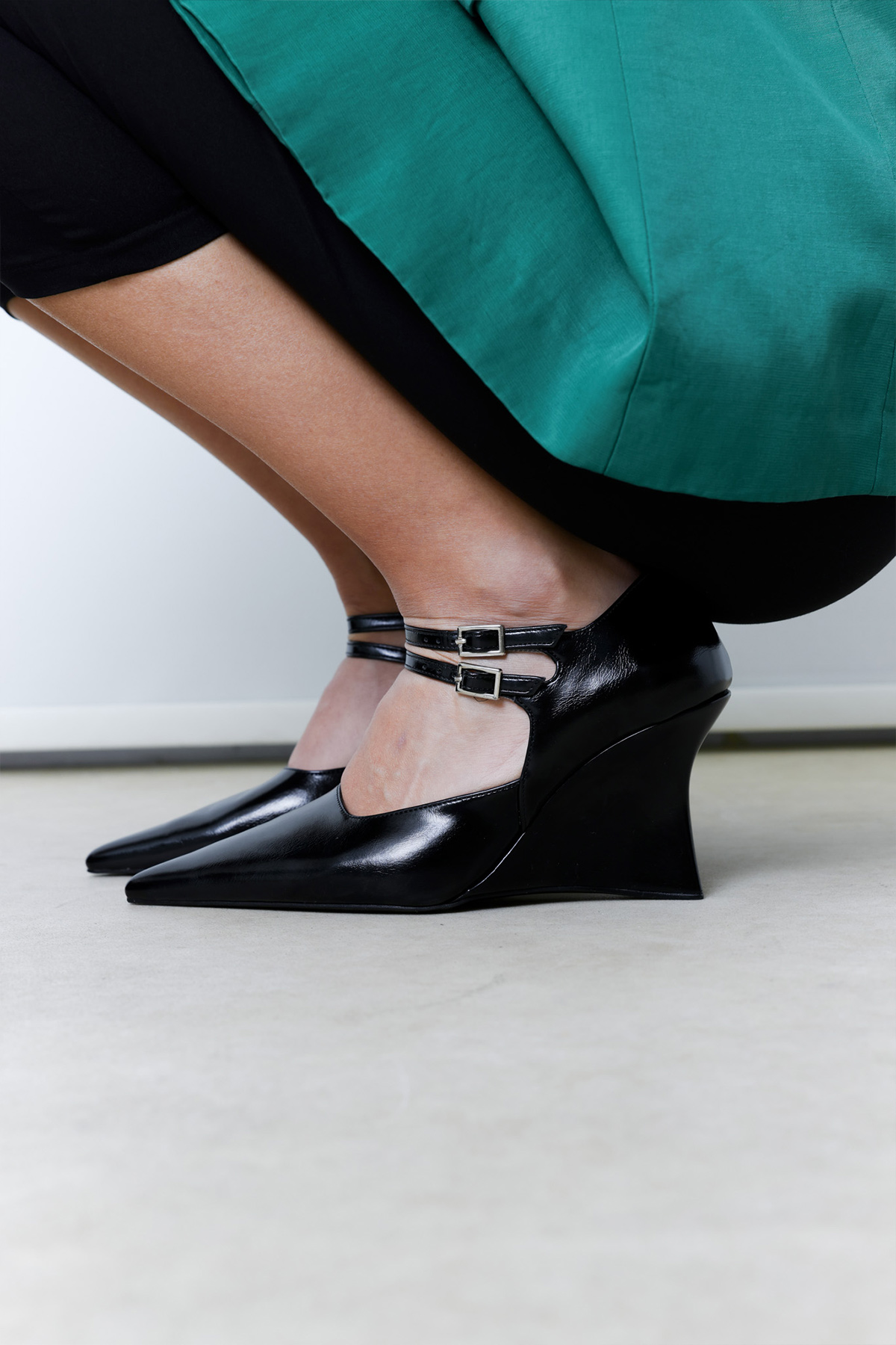 Sivri Burun Bant Detaylı Siyah Kadın Topuklu