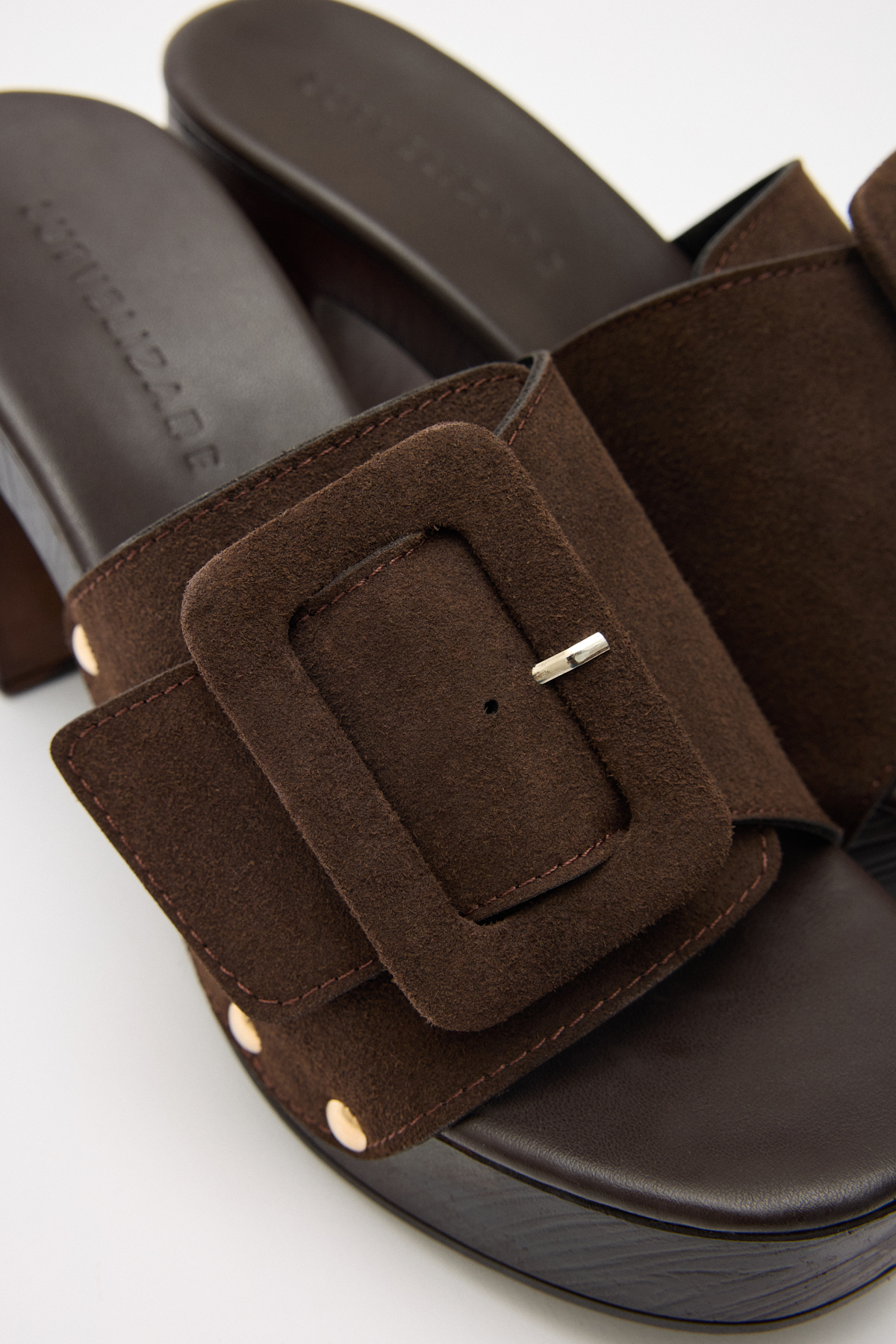 Büyük Tokalı ve Zımba Detaylı Acı Kahve Süet Kadın Topuklu