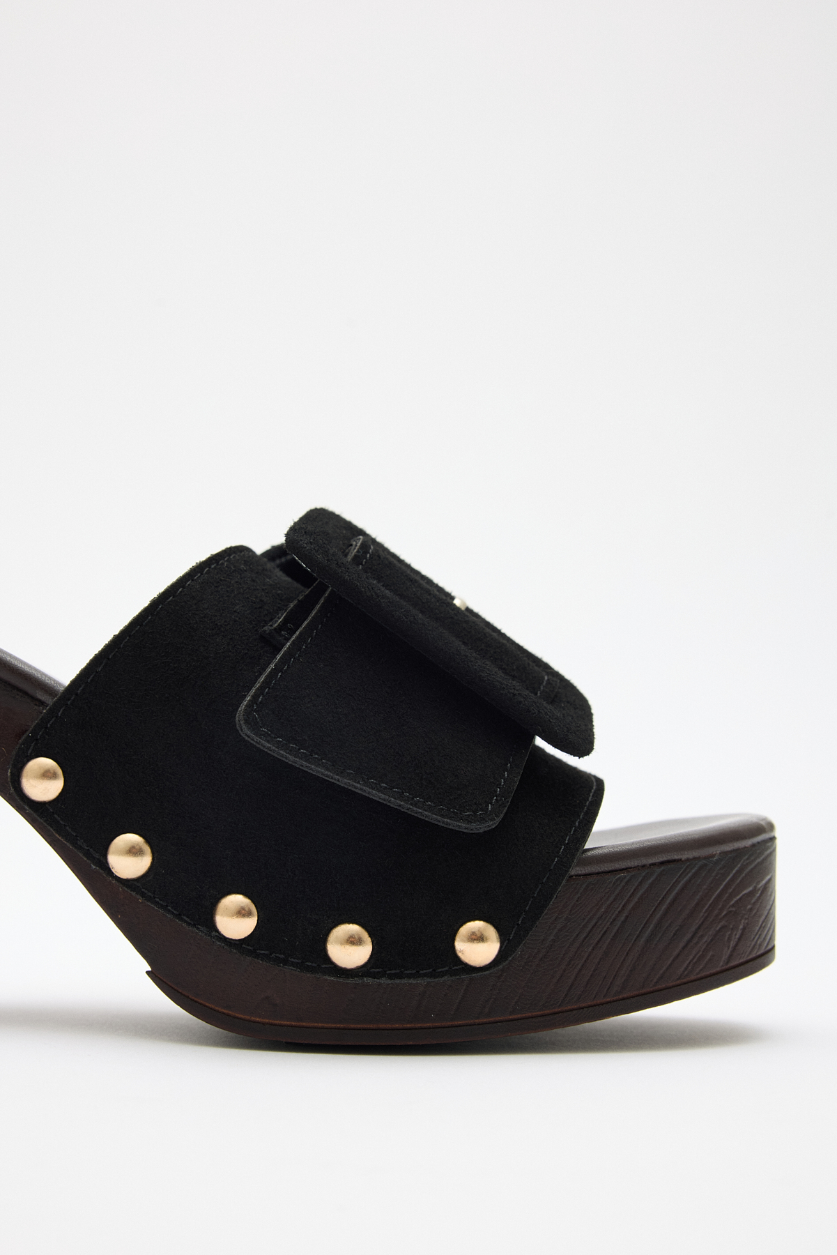 Büyük Tokalı ve Zımba Detaylı Siyah Süet Kadın Topuklu