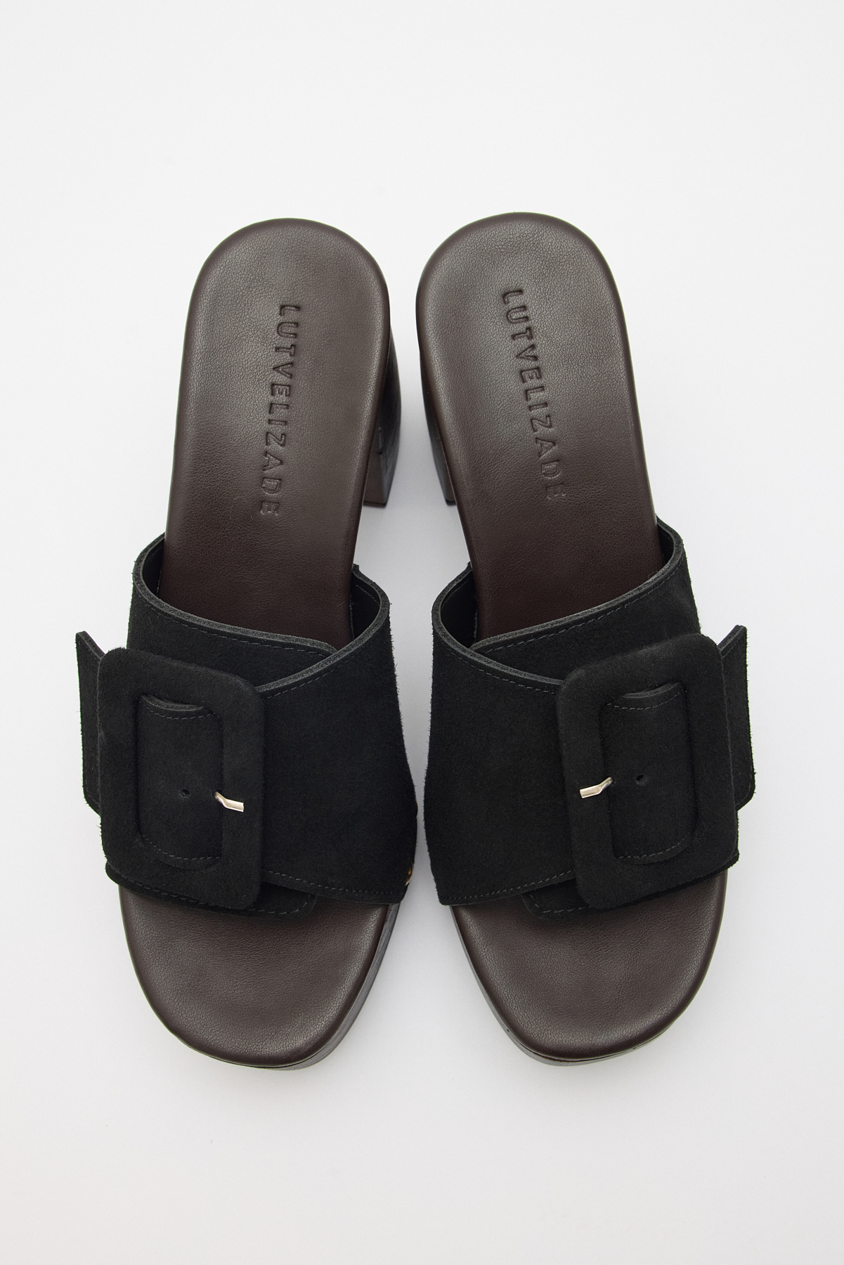 Büyük Tokalı ve Zımba Detaylı Siyah Süet Kadın Topuklu